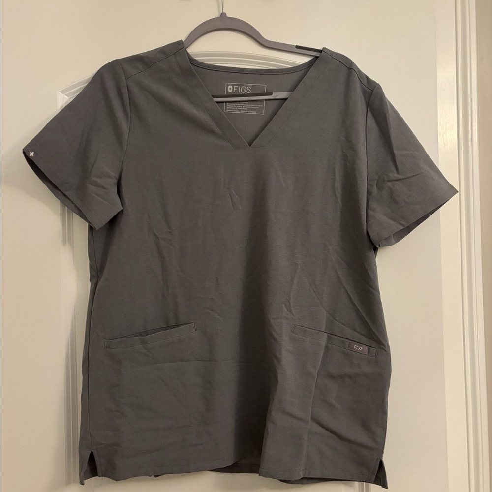FIGS Women’s Gray Casma Scrub Top